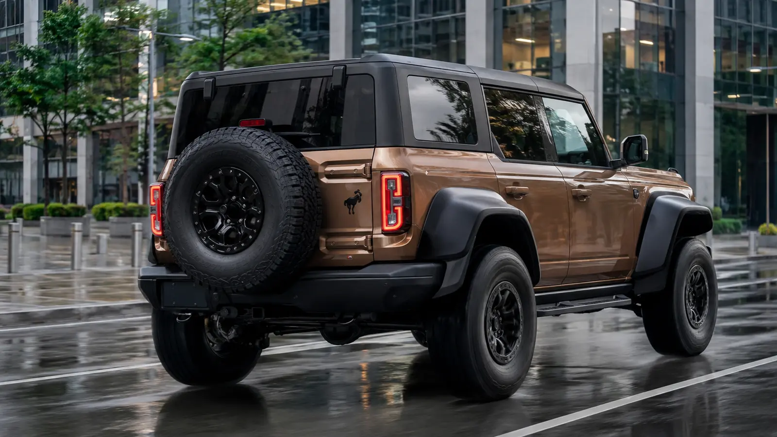 АВТО 1002748 бронзовый Ford Bronco Raptor крупно в деловом квартале после дождя