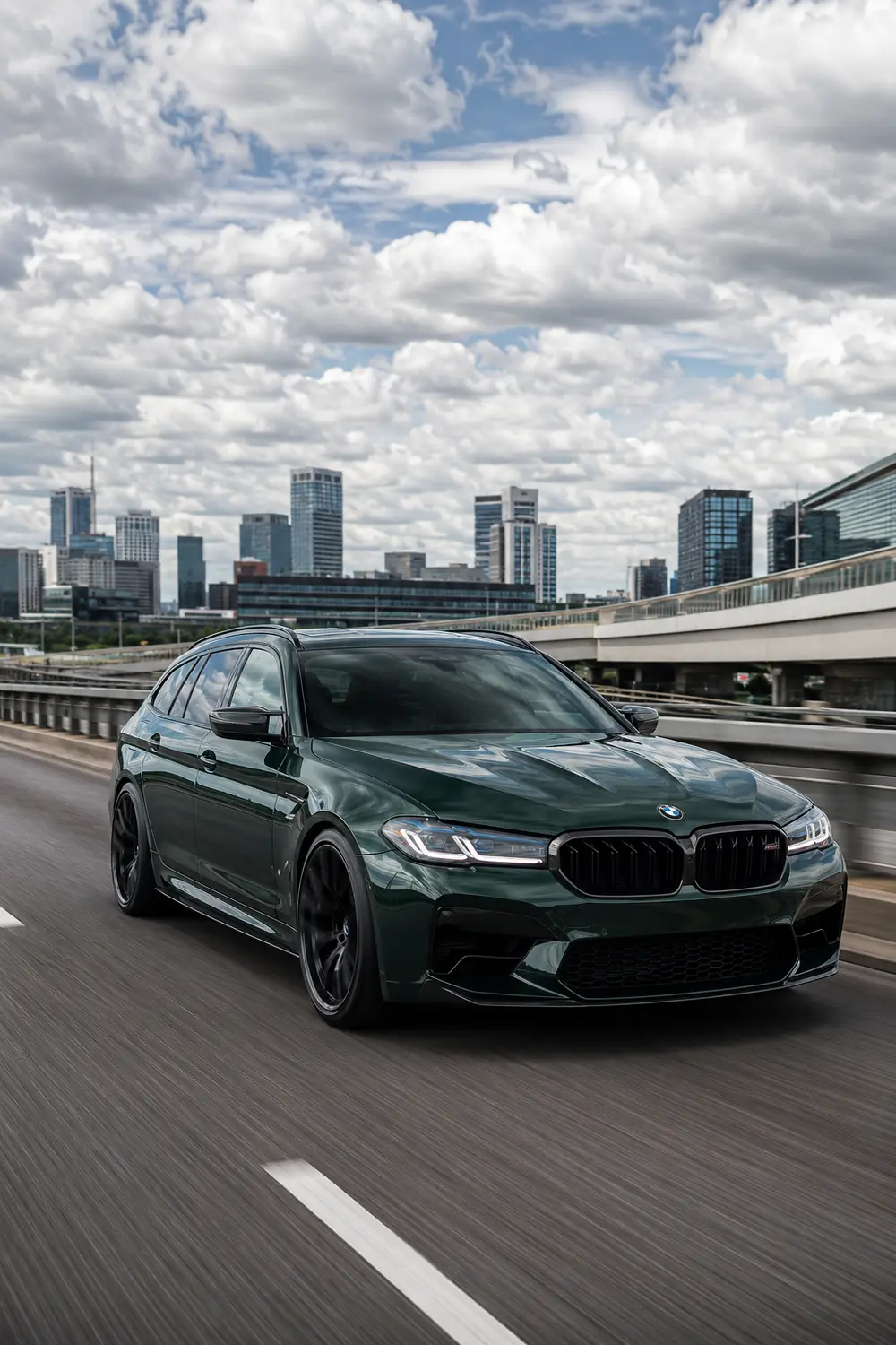 АВТО 1003790 прокаченный зелёный BMW M5 Touring на городской эстакаде