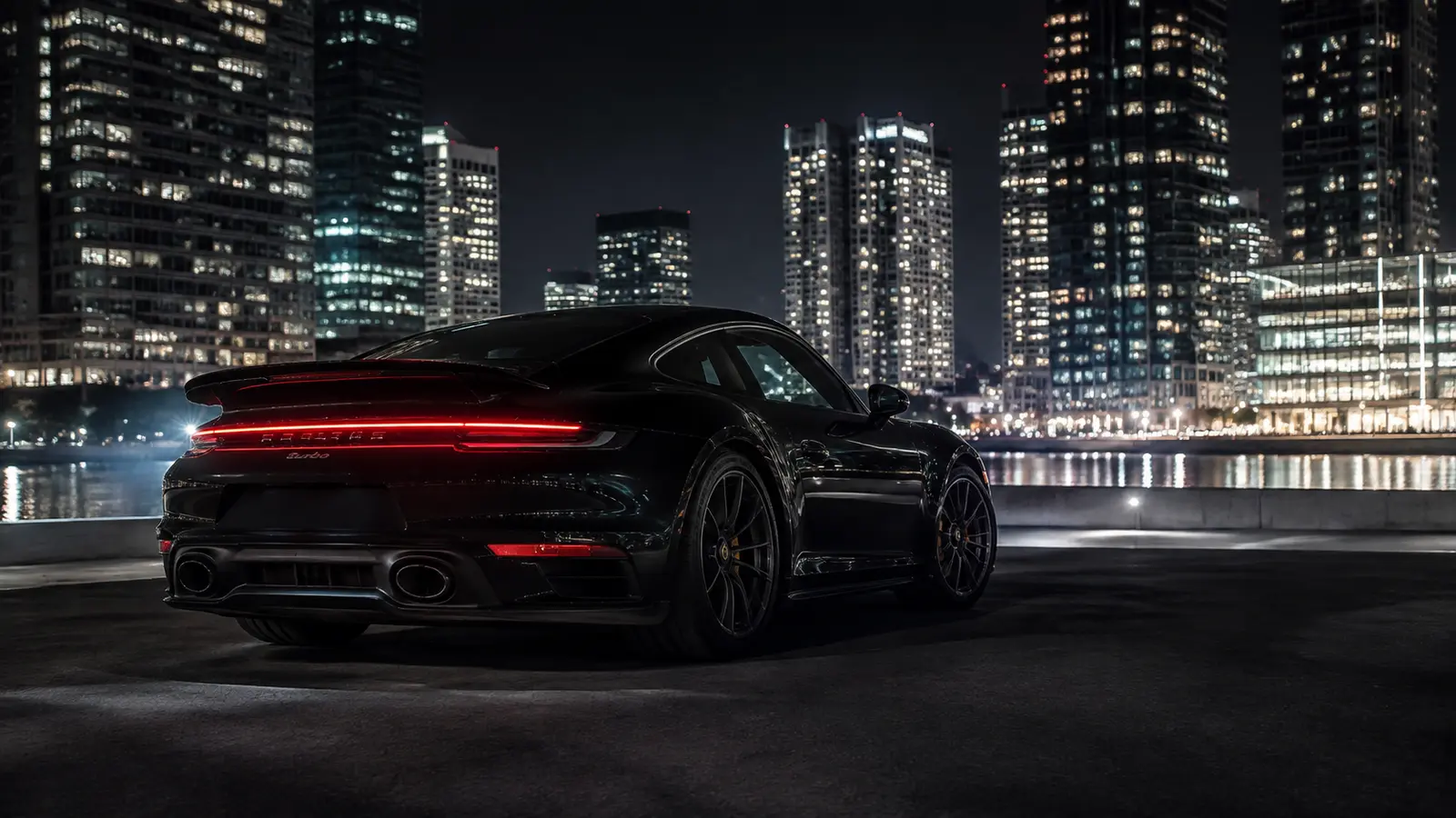 АВТО 1000841 чёрный Porsche 911 Turbo на ночной набережной