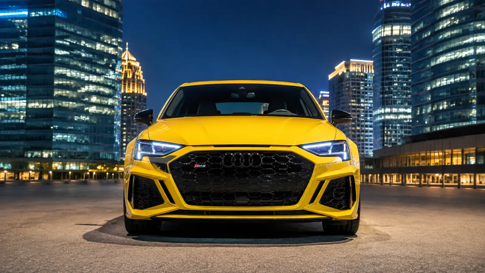 АВТО 1000567 жёлтый Audi RS3 строго спереди ночью