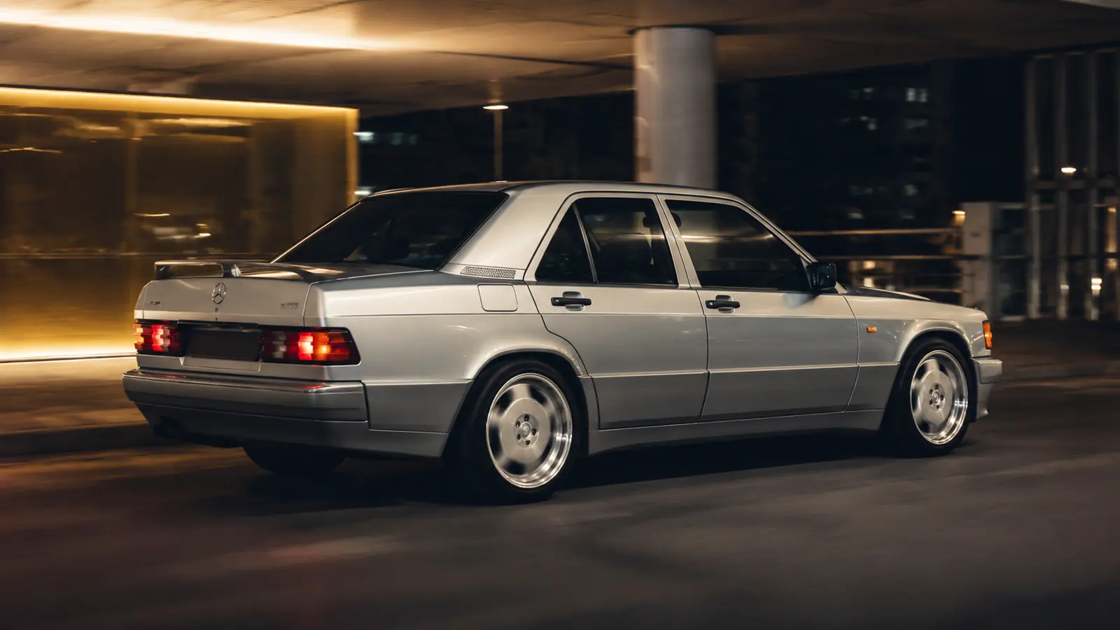 АВТО 1002291 серебристый Mercedes 190E рестомод крупно в вечернем паркинге