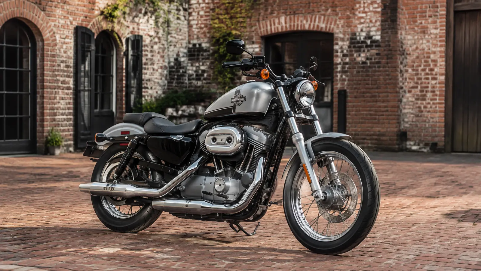 АВТО 1001822 серебристый Harley-Davidson Sportster во дворе