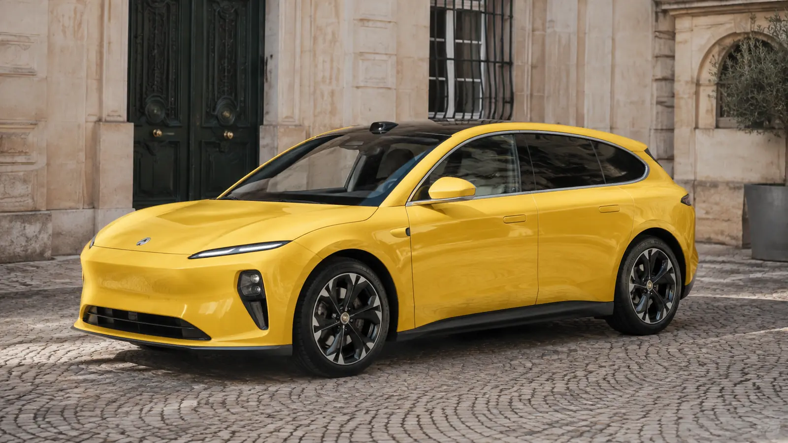 АВТО 1002702 жёлтый NIO ET5 Touring крупно в старом европейском квартале