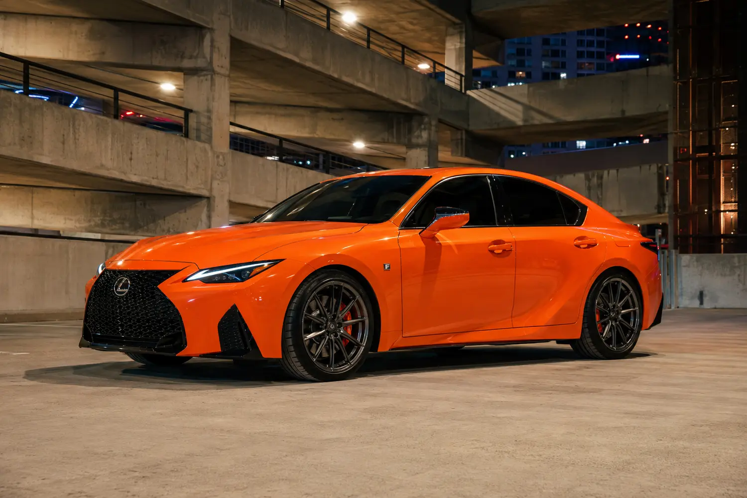 АВТО 1003777 оранжевый Lexus IS 500 на рампе многоуровневого паркинга