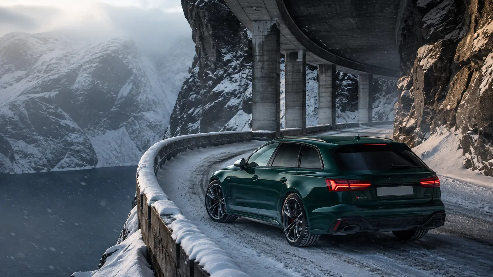 АВТО 1003400 зелёный Audi RS6 на снежной дороге фьорда