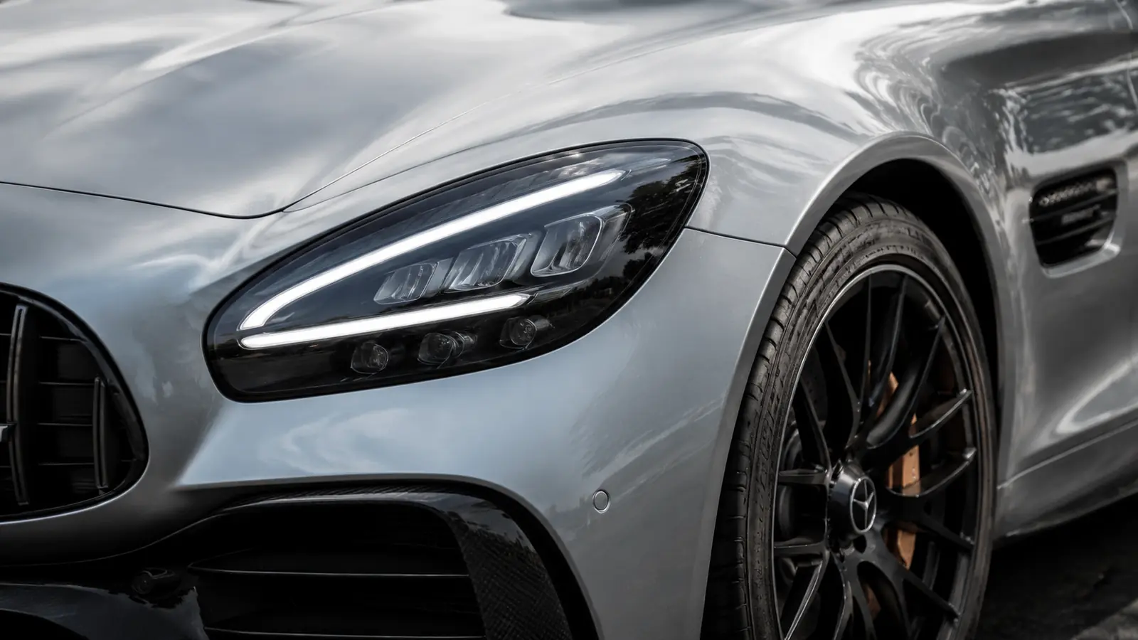 АВТО 1002326 фара и капот Mercedes-AMG GT крупным планом