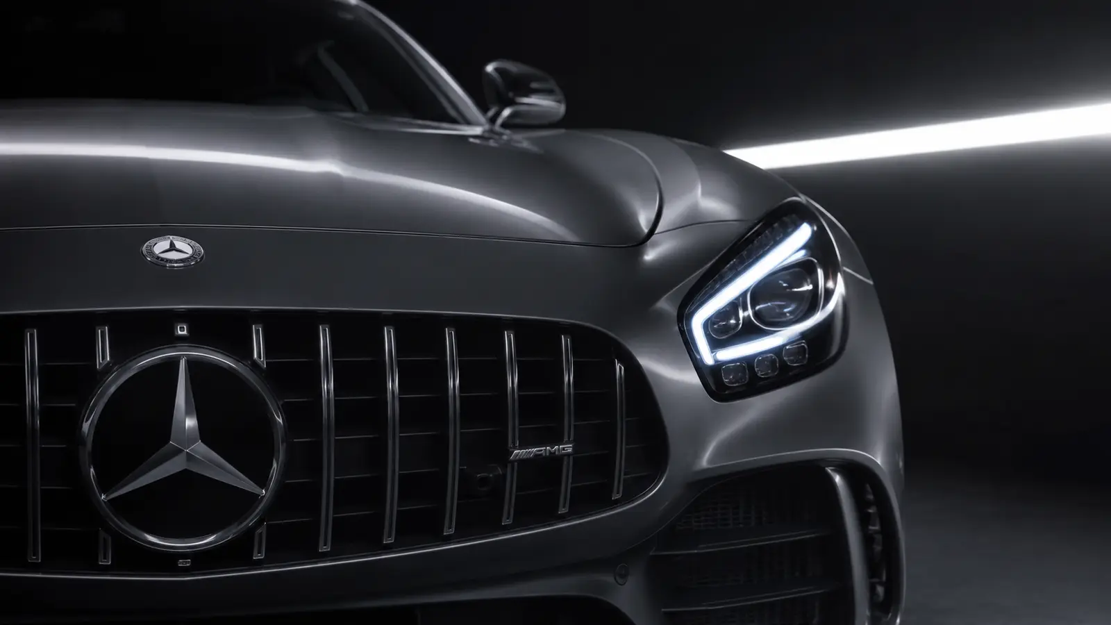 АВТО 1001622 крупный план Mercedes-AMG GT в тёмной студии