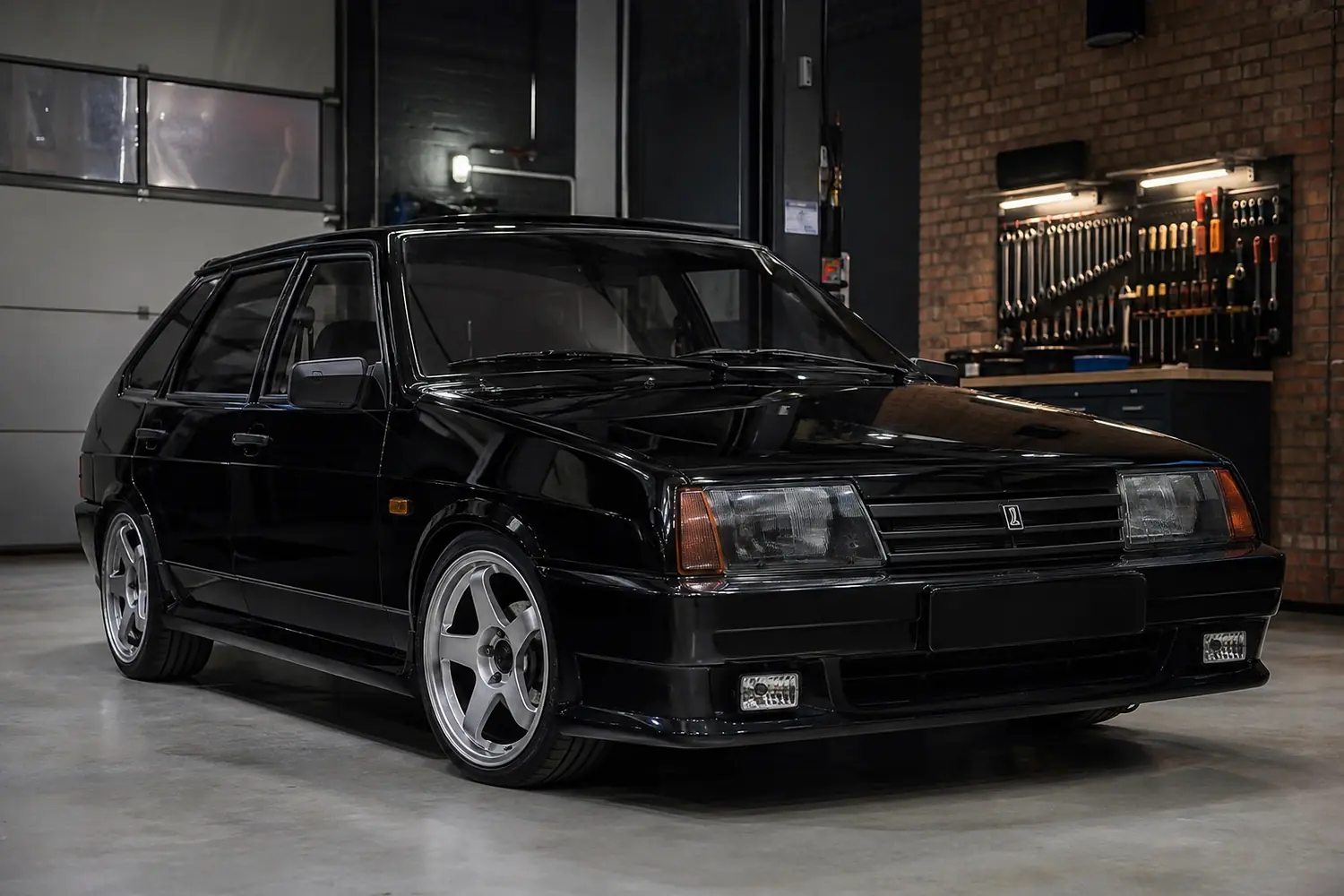 АВТО 1003781 прокаченная чёрная Lada 2109 в вечернем клубном гараже