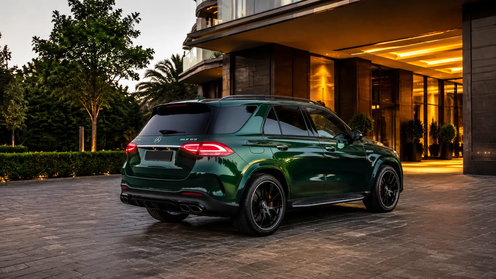 АВТО 1000460 зелёный Mercedes AMG GLE 63 S у отеля