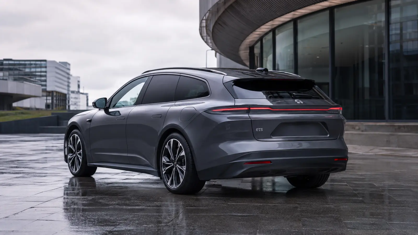 АВТО 1002148 серый NIO ET5 Touring крупно в современном квартале