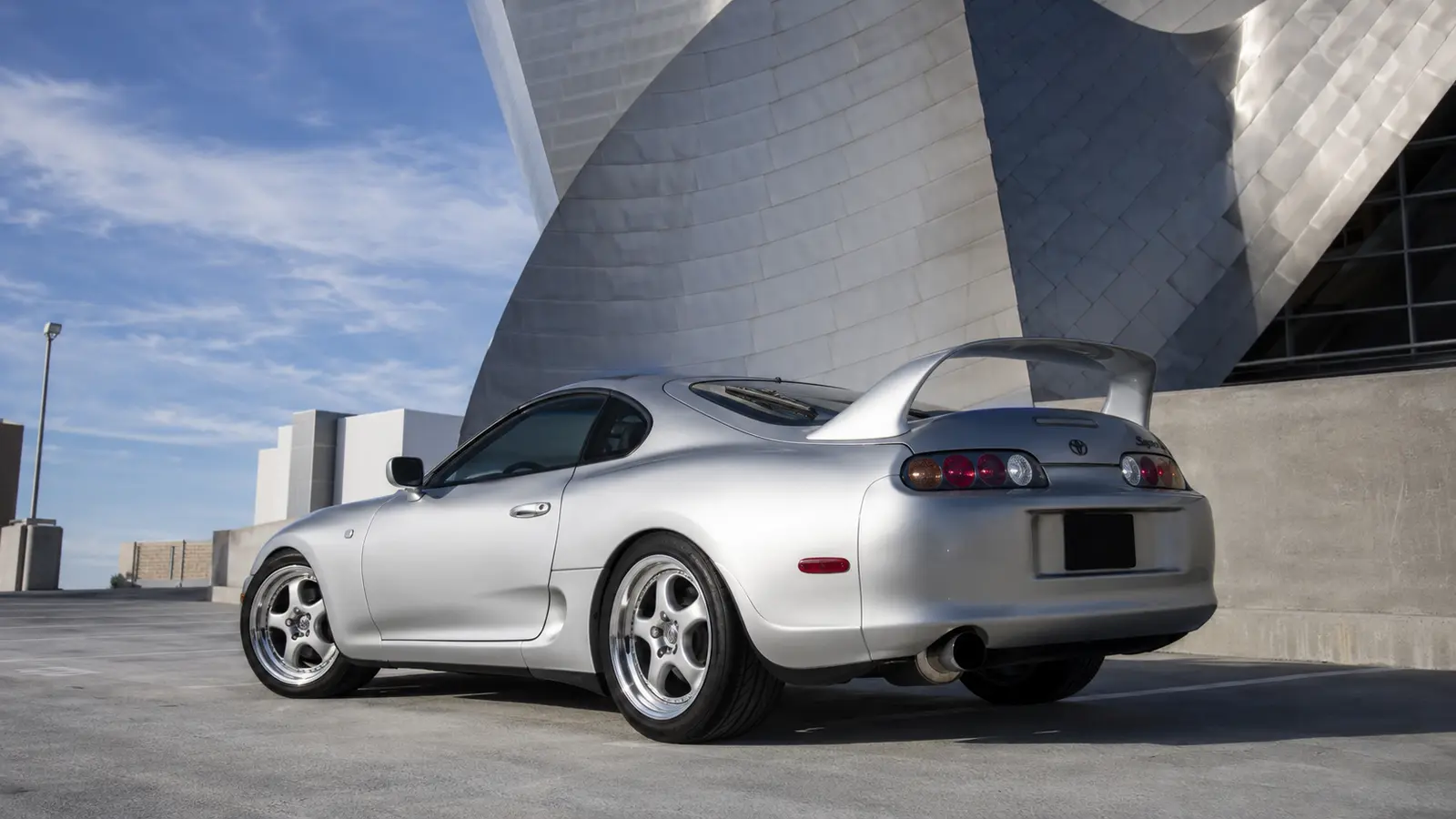 АВТО 1000304 серебристый Toyota Supra A80 у музея