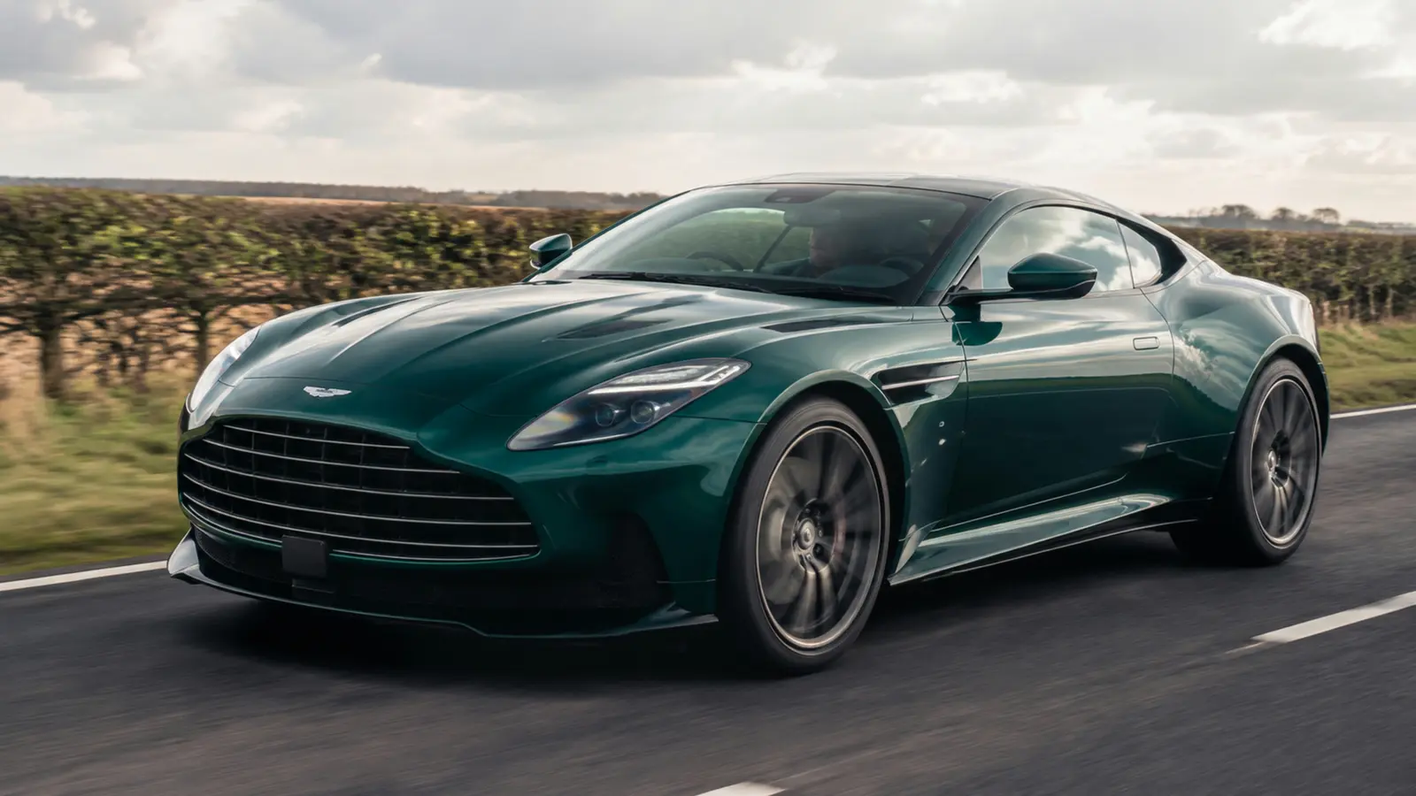 АВТО 1002835 зелёный Aston Martin DB12 крупно на пустой загородной дороге