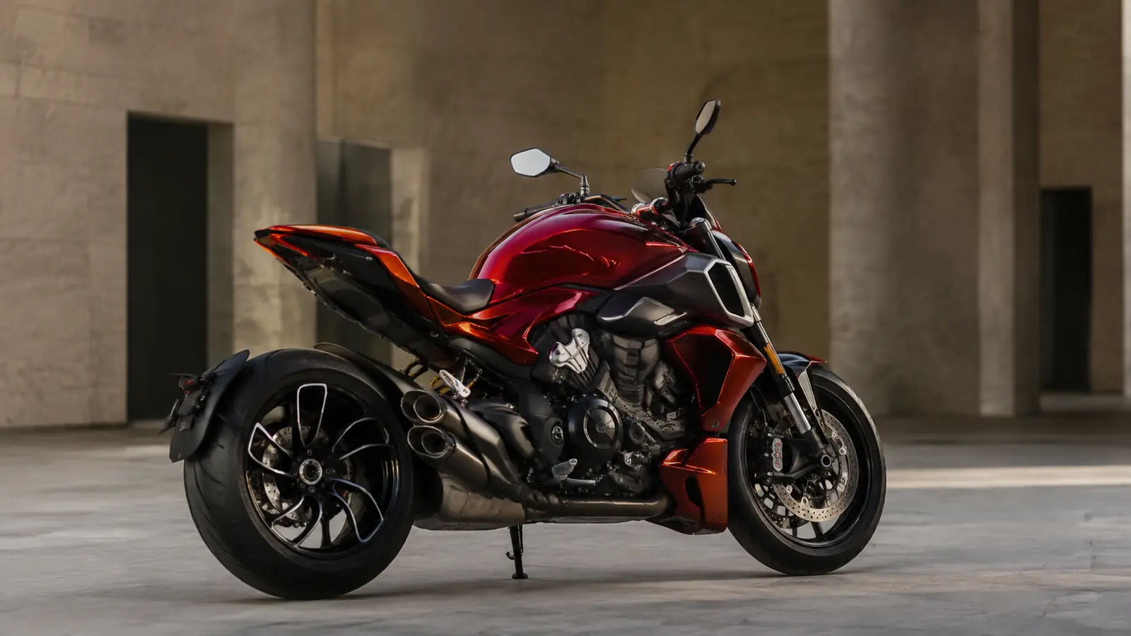 АВТО 1002666 красный Ducati Diavel V4 крупно в современном каменном дворе