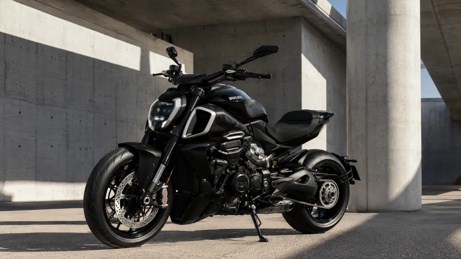 АВТО 1001960 чёрный Ducati Diavel V4 под городской эстакадой