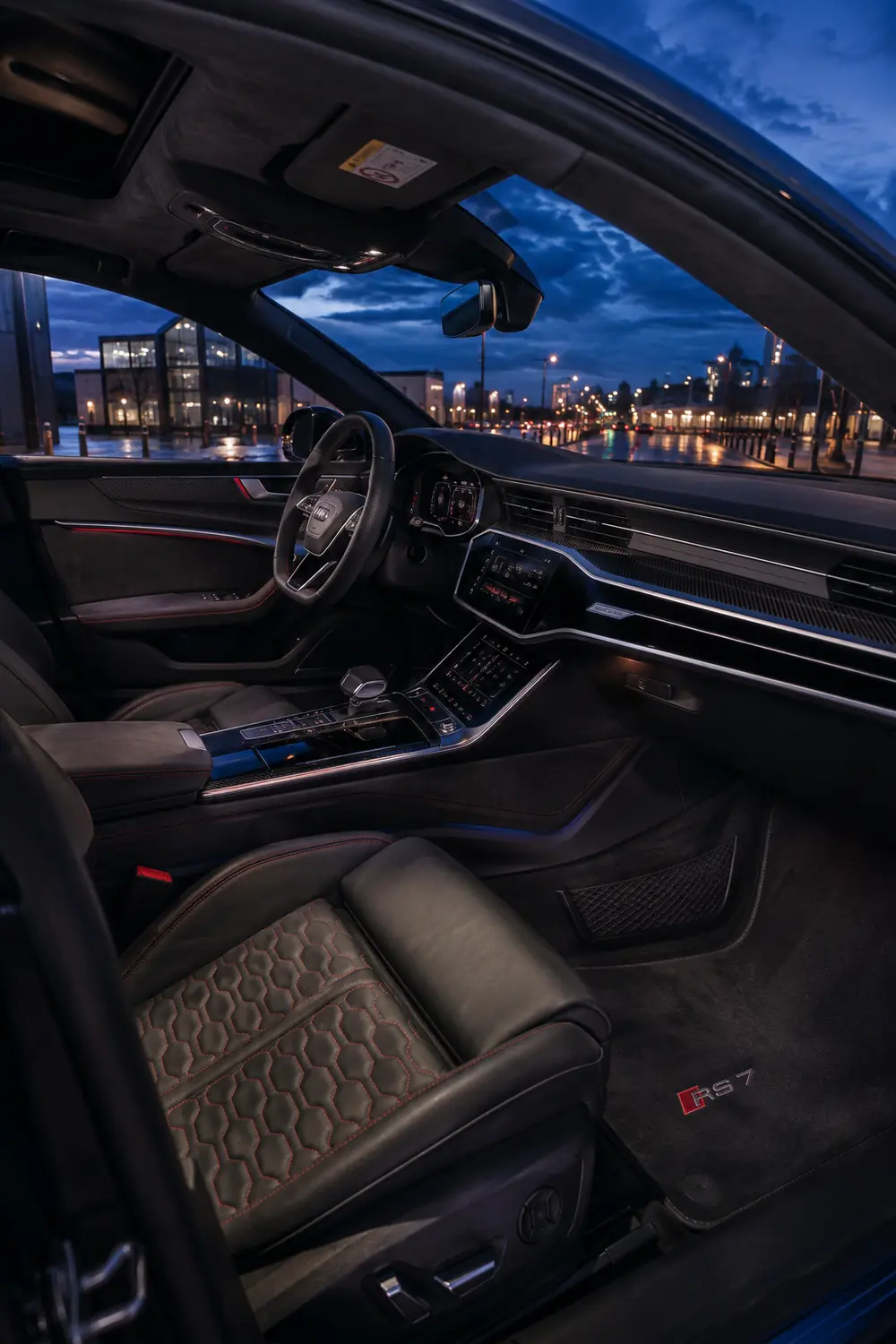 АВТО 1003861 прокаченный салон Audi RS7 в сумерках