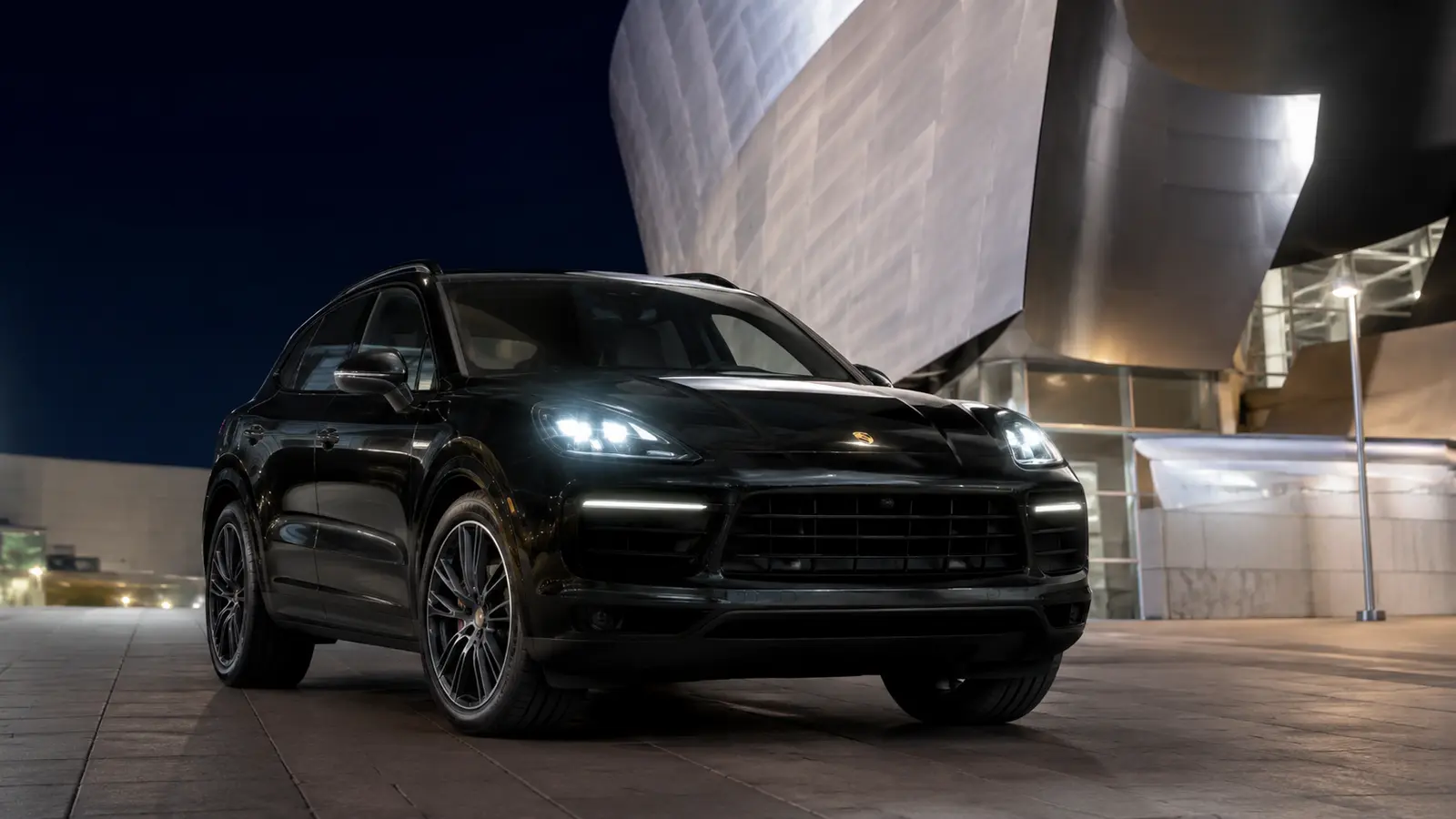АВТО 1001816 чёрный Porsche Cayenne у ночного музея