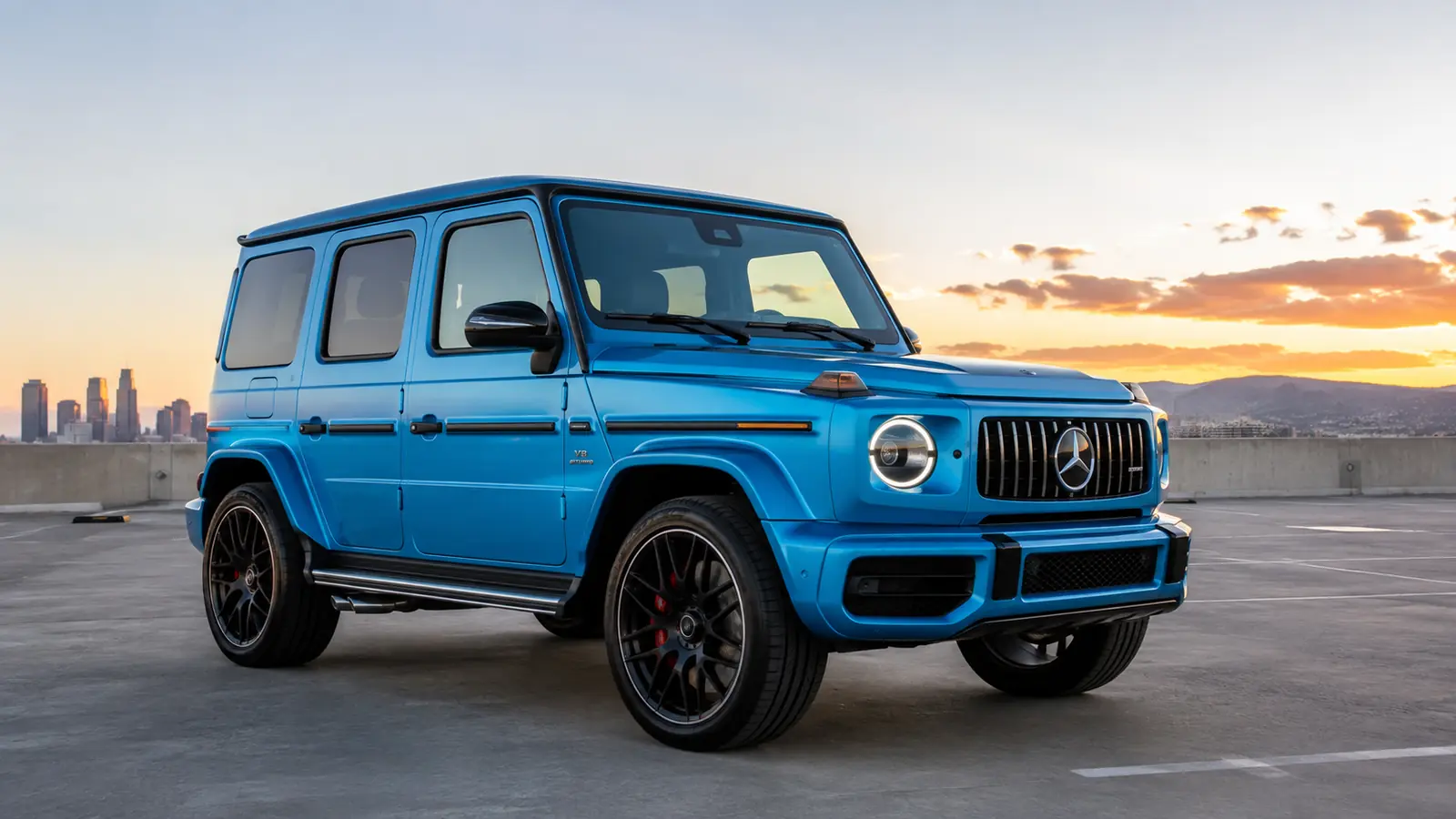 АВТО 1002218 голубой Mercedes-AMG G 63 крупно на крыше паркинга