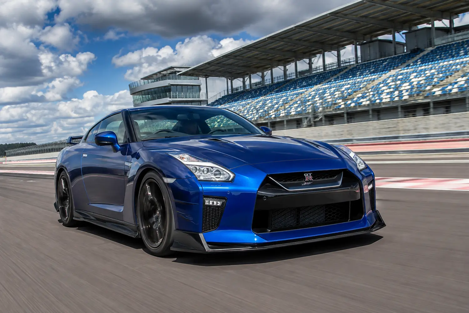 АВТО 1003819 прокаченный синий Nissan GTR на гоночной трассе