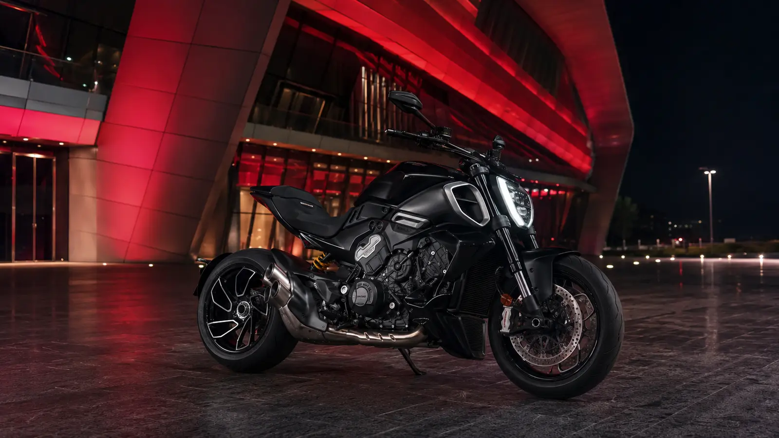 АВТО 1002090 чёрный Ducati Diavel V4 у красного концертного зала