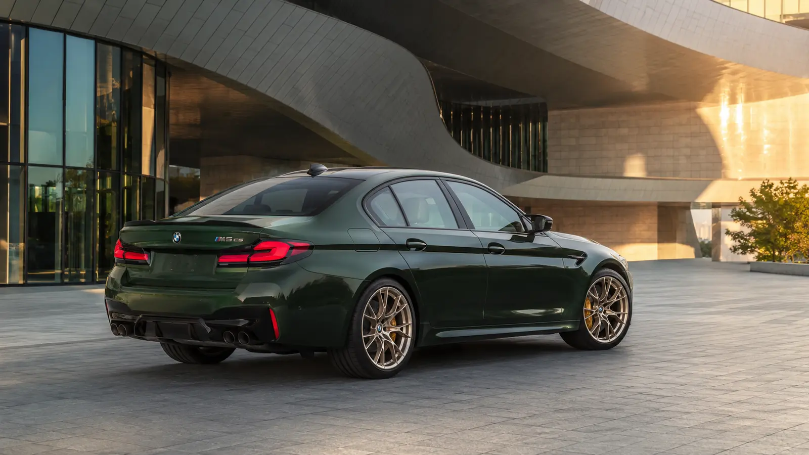 АВТО 1000223 тёмно-зелёный BMW M5 CS у современного музея