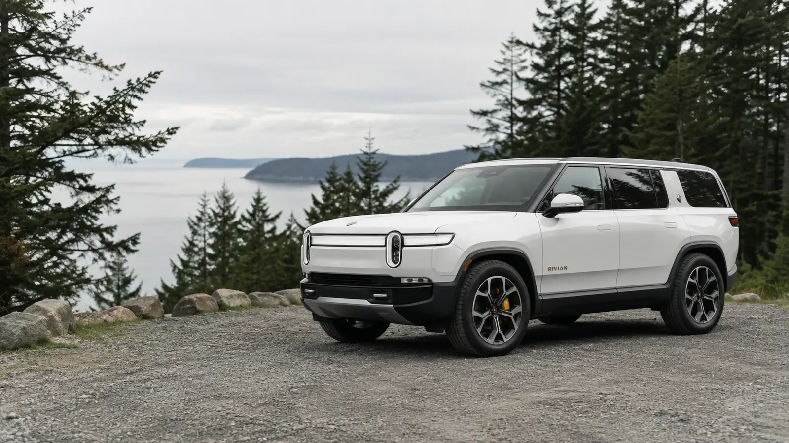 АВТО 1001568 Белый Rivian R1S у тихоокеанского леса