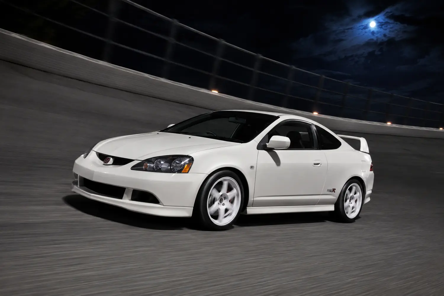 АВТО 1003830 белый Honda Integra Type R на скоростном тестовом треке