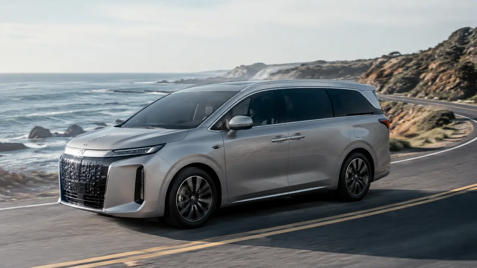 АВТО 1002677 серебристый BYD Xia крупно на дороге у океана