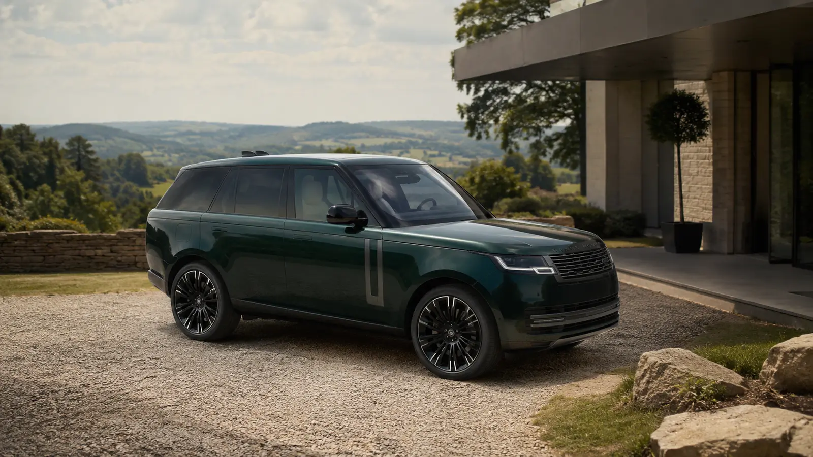 АВТО 1000838 зелёный Range Rover у современного загородного дома