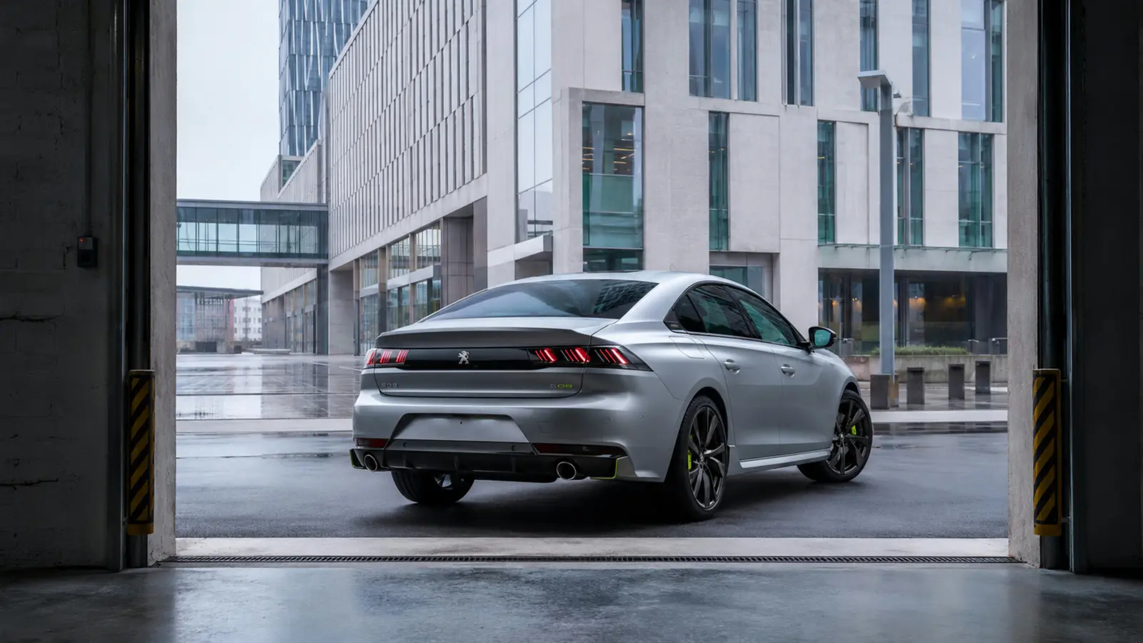 АВТО 1003290 серебристый Peugeot 508 PSE целиком задний три четверти в деловом квартале