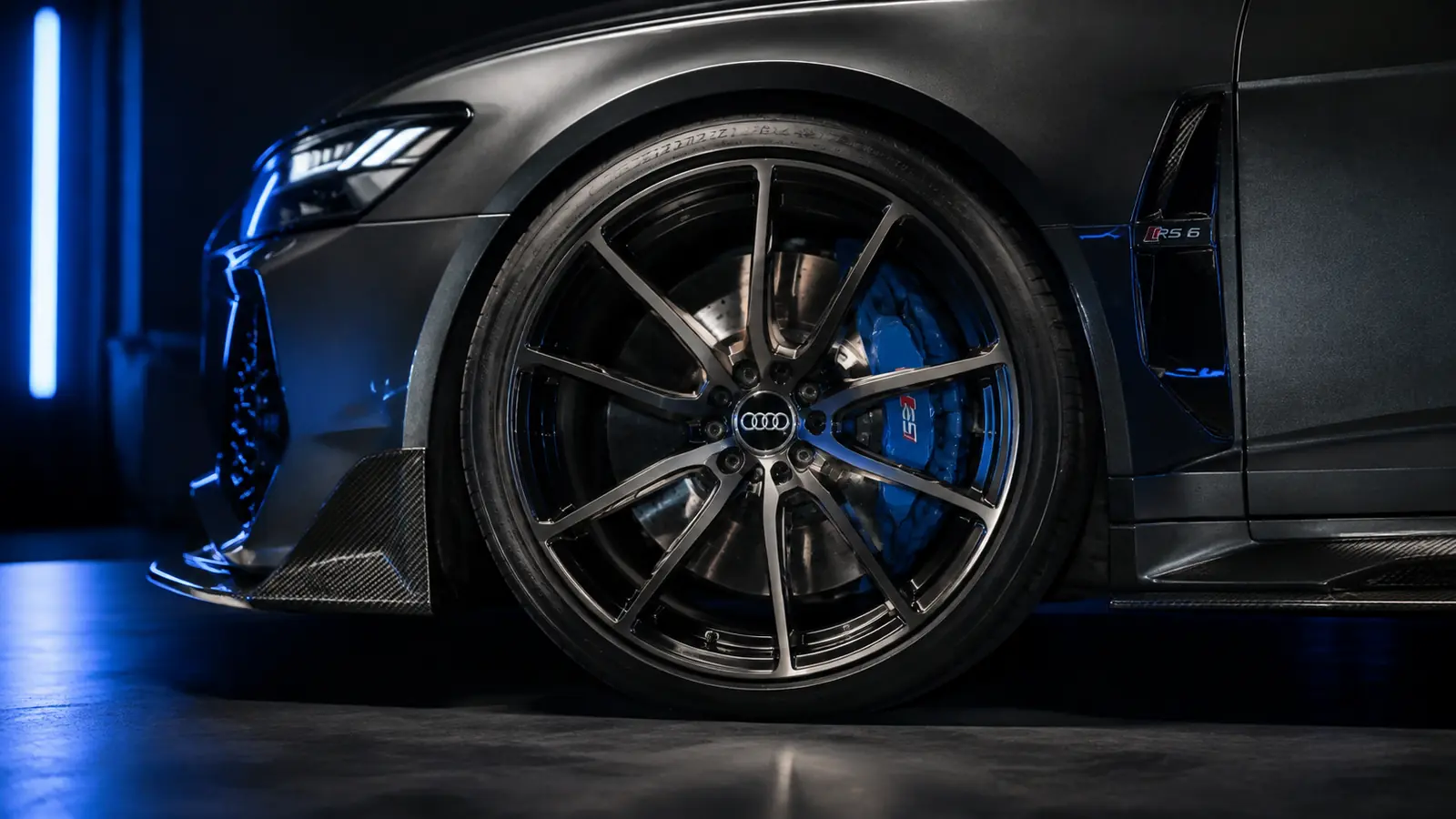 АВТО 1002030 колесо и карбон Audi RS6 в синем свете