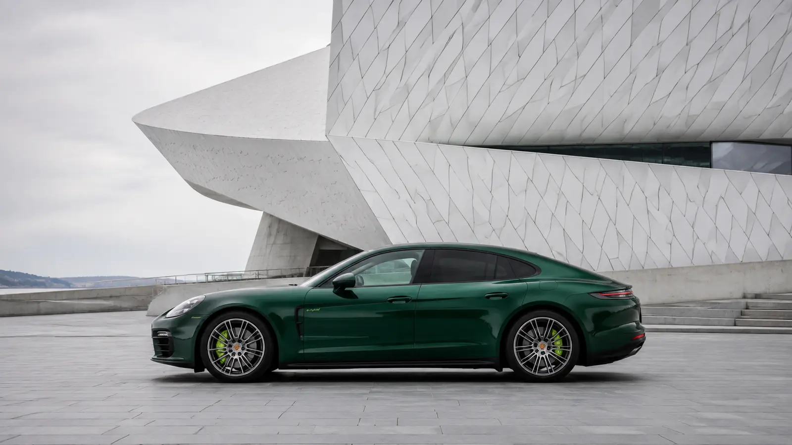 АВТО 1001476 Зелёный Porsche Panamera Turbo E-Hybrid у музея