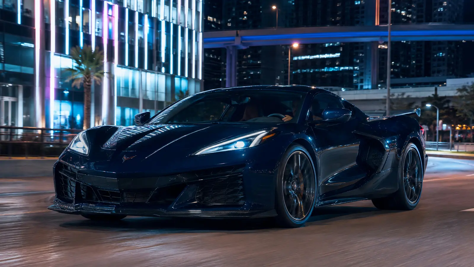 АВТО 1002599 тёмно-синий Chevrolet Corvette Z06 в ночном мегаполисе
