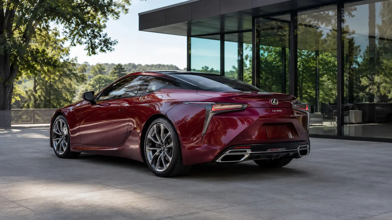 АВТО 1002693 бордовый Lexus LC 500 крупно у стеклянного павильона