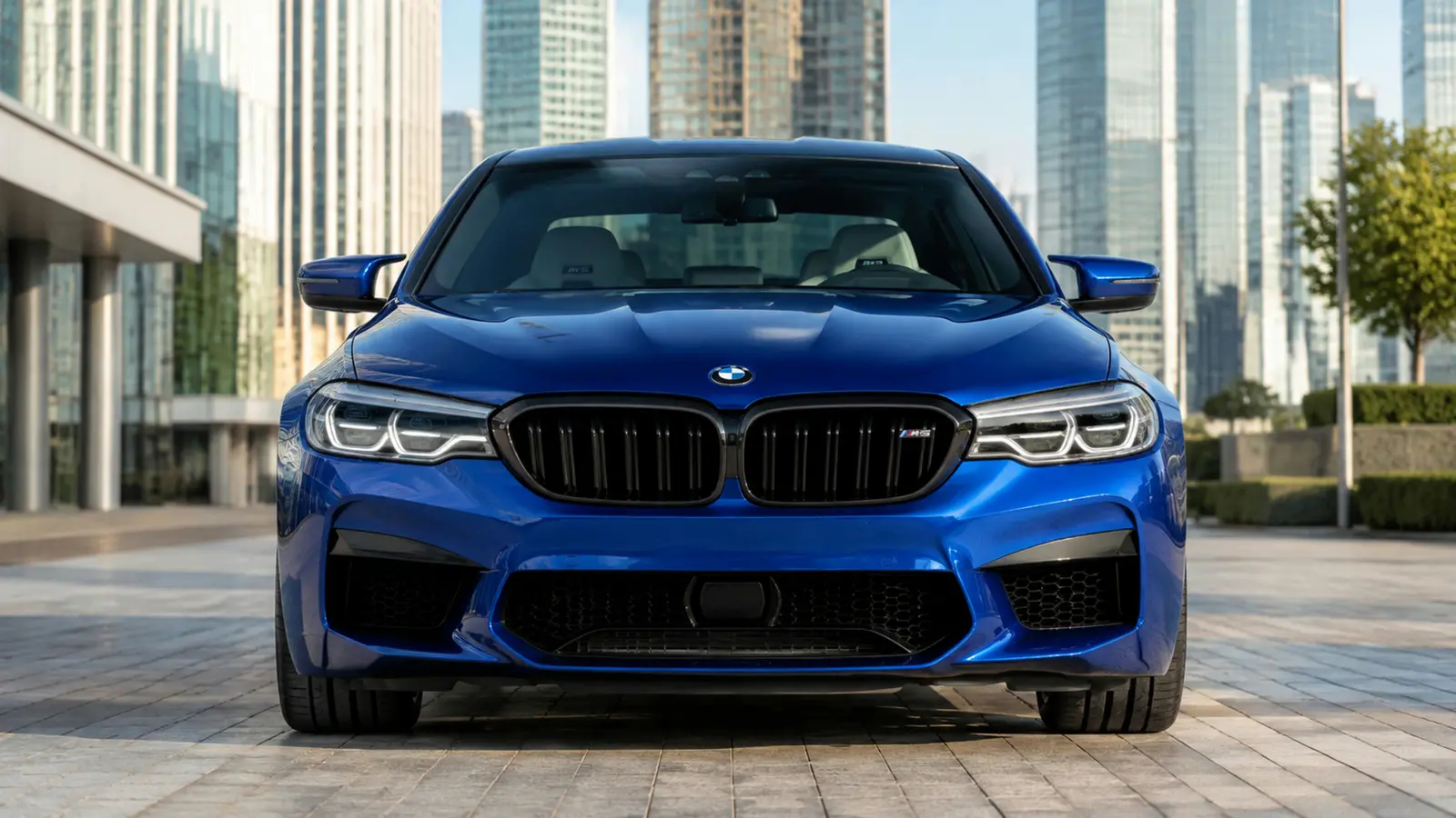 АВТО 1002883 синий BMW M5 строго спереди на светлой городской площади