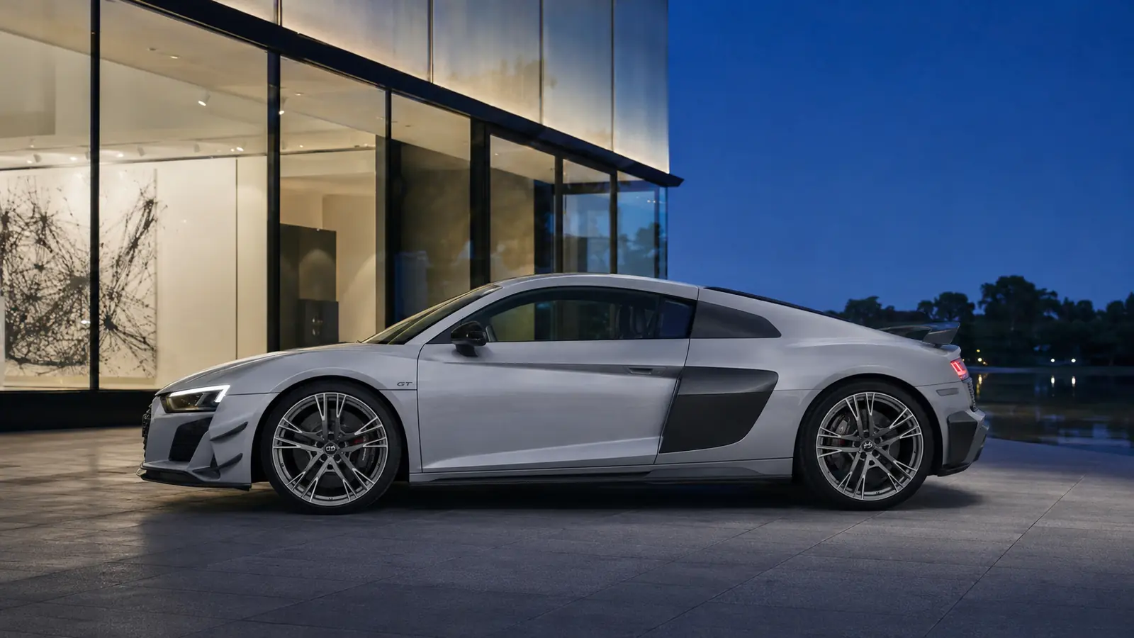 АВТО 1002228 серебристый Audi R8 GT крупно у стеклянной галереи
