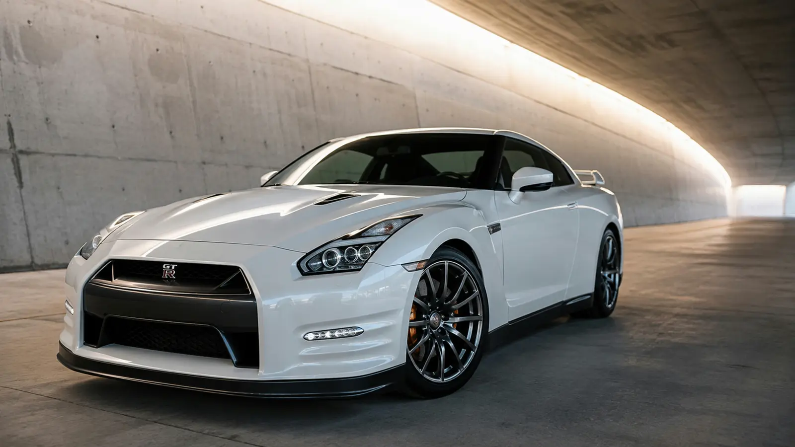 АВТО 1003171 жемчужно-белый Nissan GT-R R35 крупно премиальный кадр
