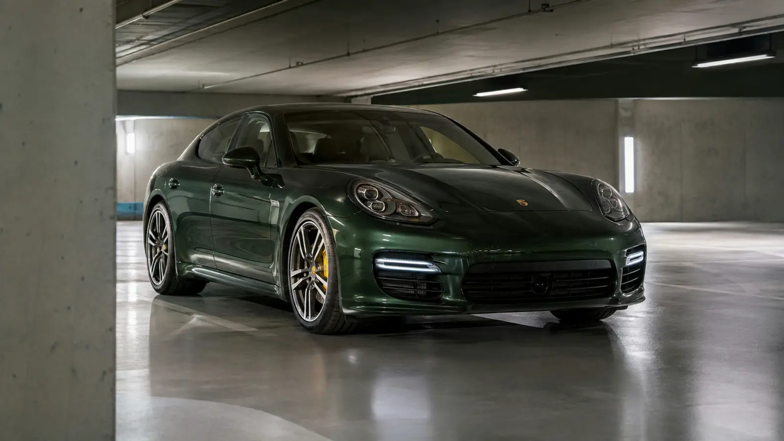 АВТО 1003116 тёмно-зелёный Porsche Panamera Turbo крупно премиальный кадр