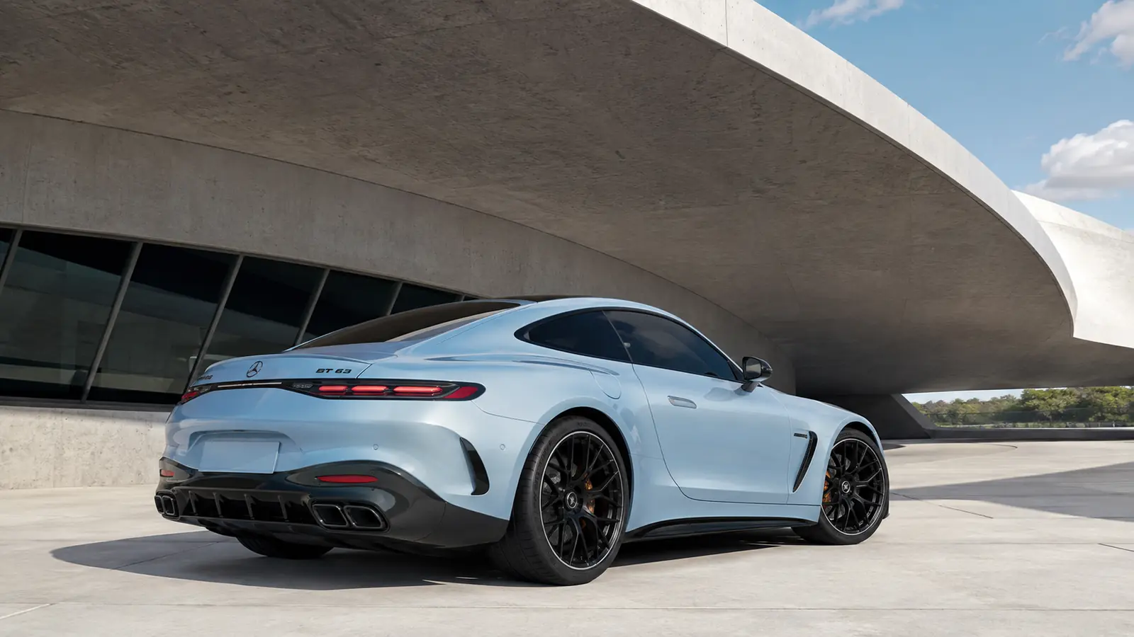 АВТО 1002658 голубой Mercedes-AMG GT 63 крупно у бетонного музея