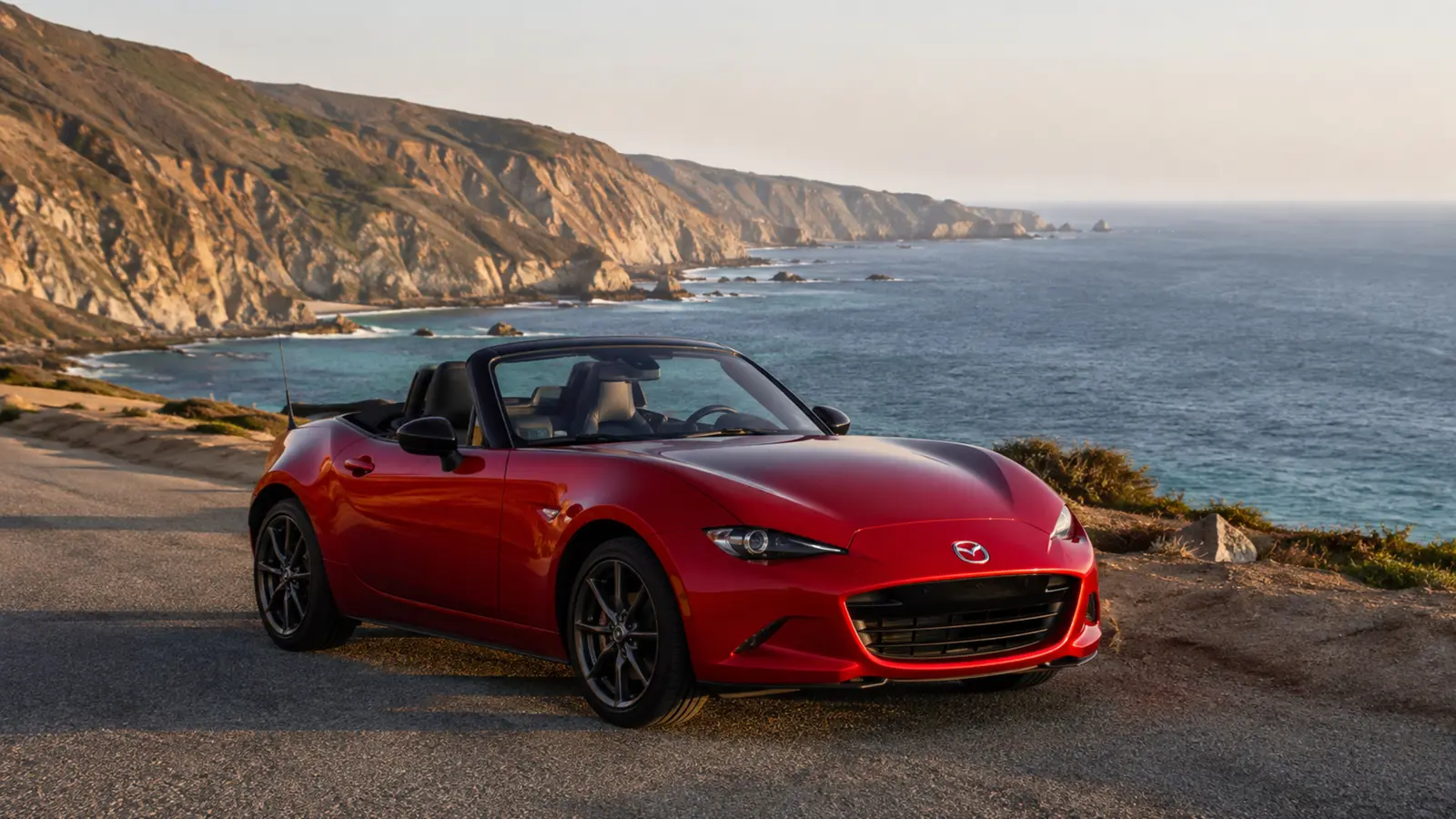 АВТО 1000057 красная Mazda MX-5 на побережье