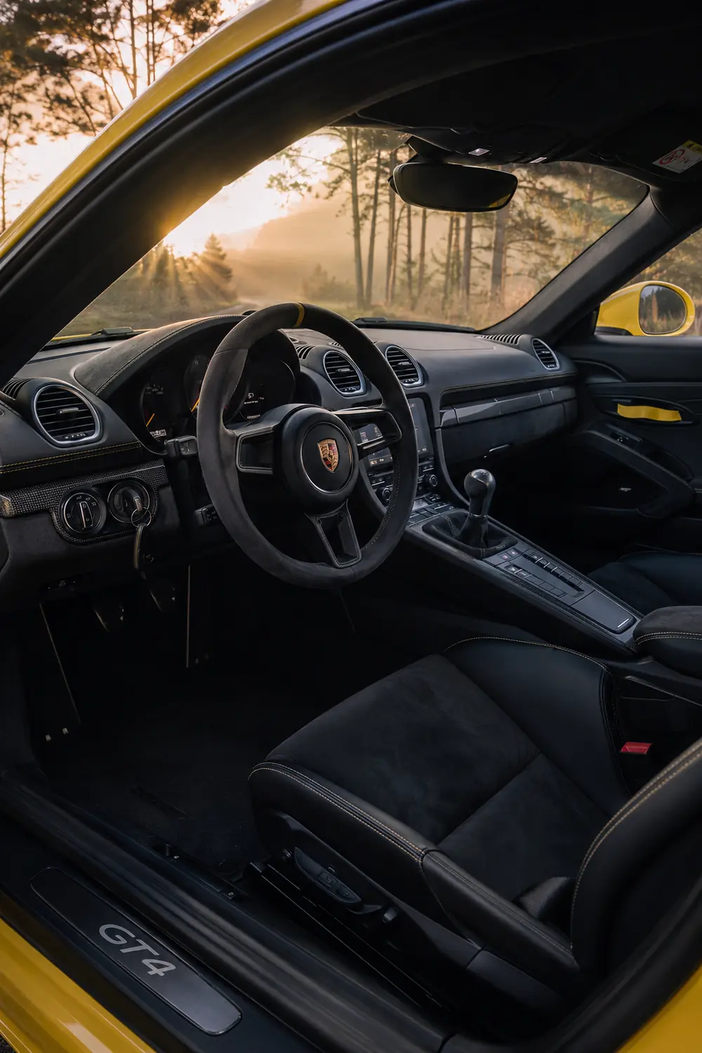 АВТО 1003859 салон Porsche 718 Cayman GT4 на рассвете
