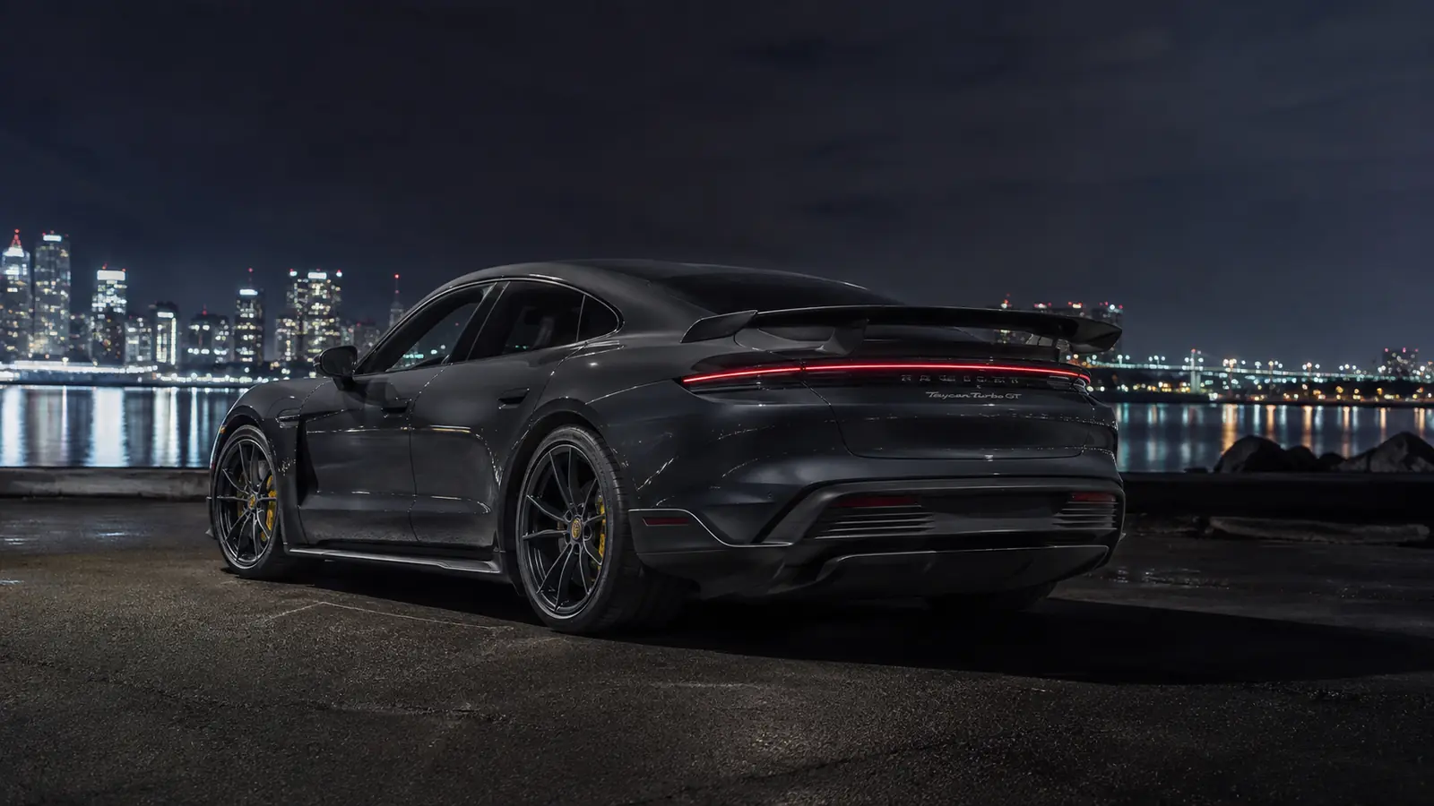 АВТО 1002206 графитовый Porsche Taycan Turbo GT крупно на ночной набережной