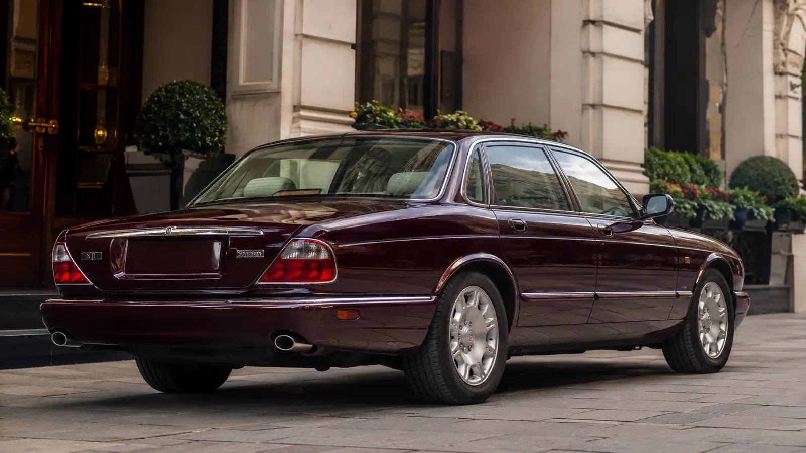 АВТО 1000843 бордовый Jaguar XJ у лондонского отеля 90-х
