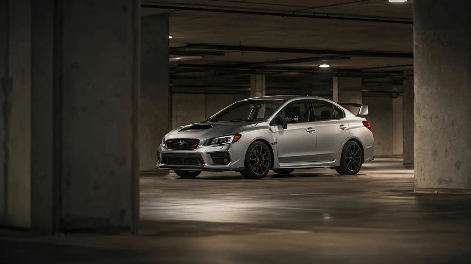 АВТО 1003311 серебристый Subaru WRX STI S209 целиком телеобъективом через колоннаду