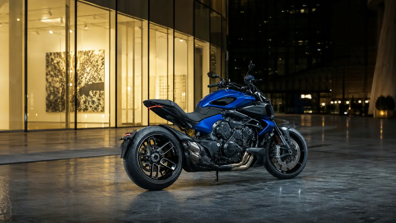 АВТО 1002510 лазурный Ducati XDiavel V4 у современной архитектуры