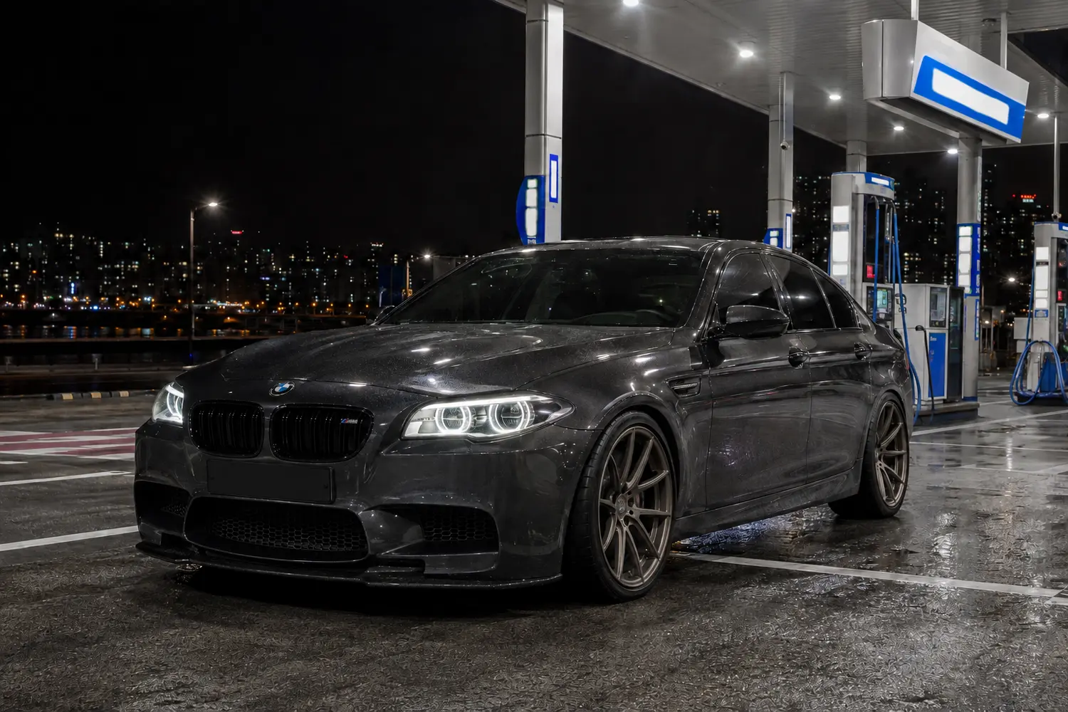АВТО 1003927 графитовый BMW M5 F10 на ночной АЗС в Сеуле