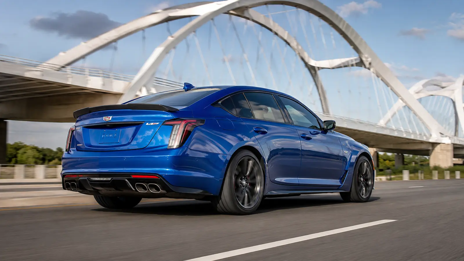 АВТО 1001638 синий Cadillac CT5-V у современного моста