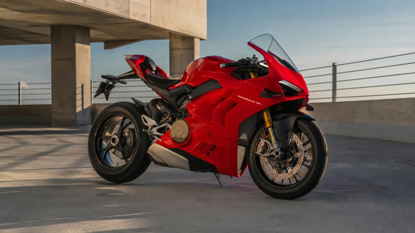 АВТО 1003255 ярко-красный Ducati Panigale V4 S крупно с уровня колеса