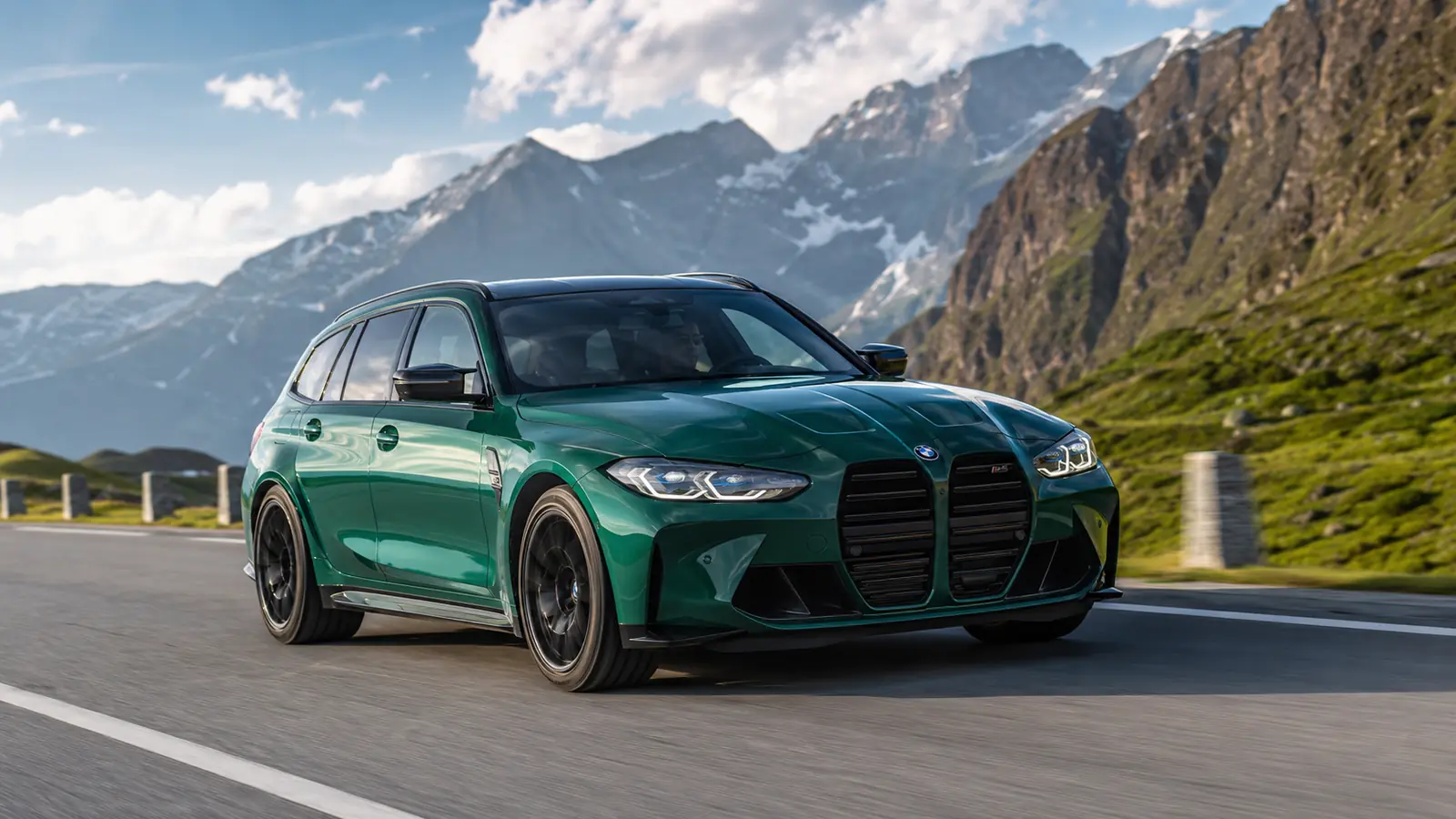 АВТО 1002344 зелёный BMW M3 Touring в движении по альпийской дороге