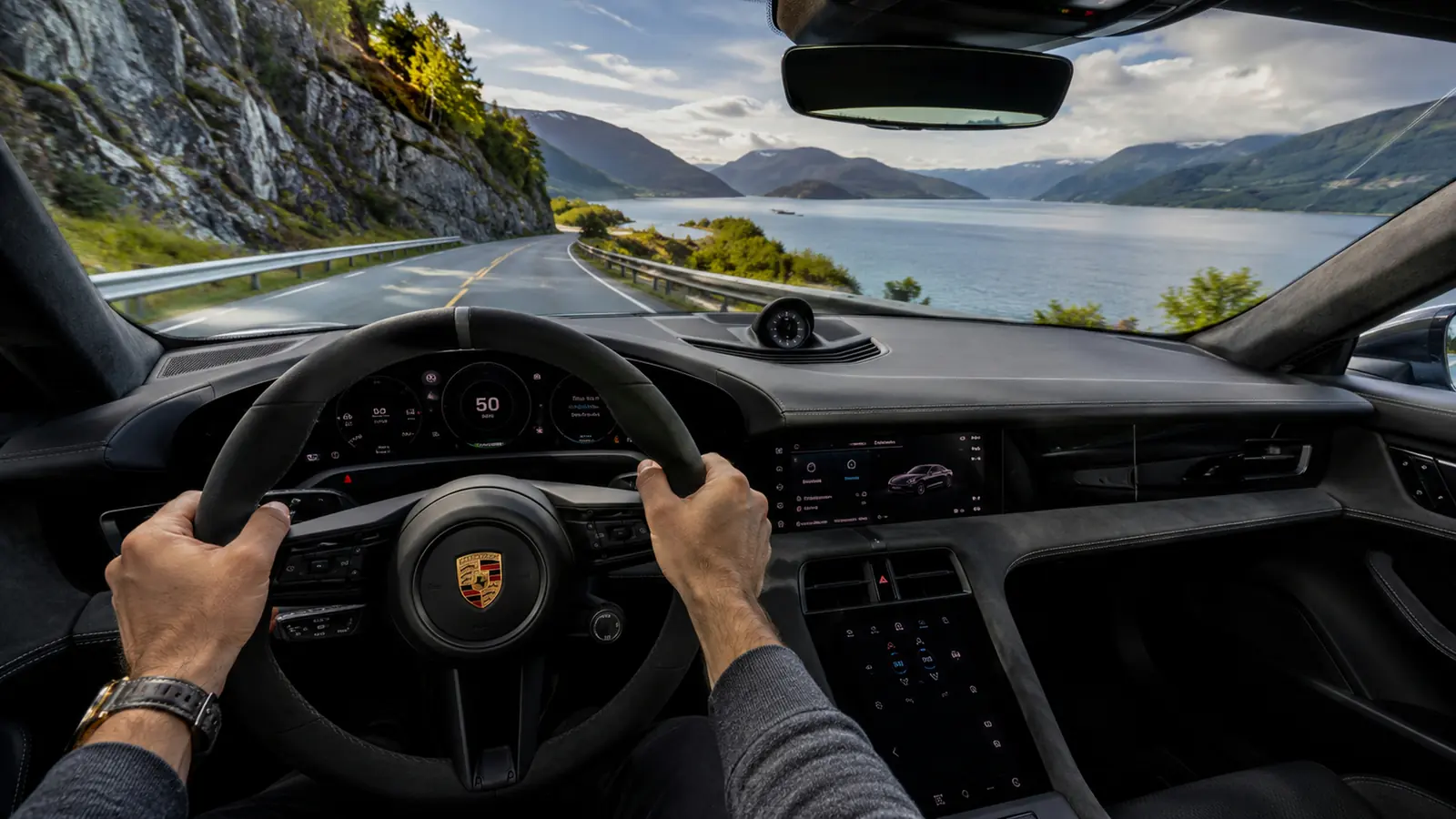 АВТО 1002540 кокпит Porsche Taycan Turbo GT с руками водителя на красивой дороге