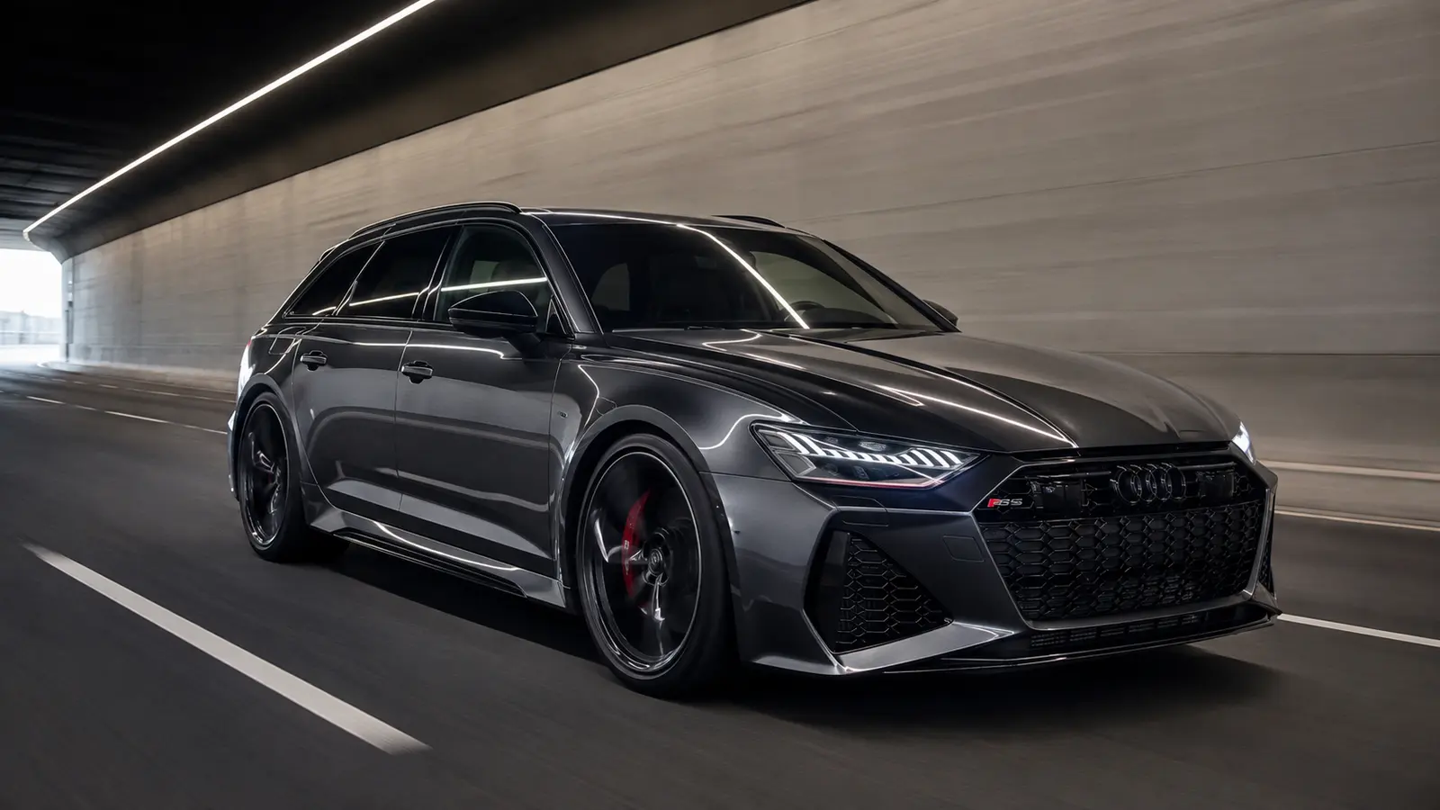 АВТО 1001966 графитовый Audi RS6 Avant в движении по тоннелю